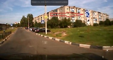 Джонни опять долбится в шары, когда пишет "который неожиданно выехал из-за припаркованных".
Ибо знак  жилой зоны предусматривает вождение со скоростью не более 20 кмч., дабы не наступили неожиданности. В жилой зоне пешеход может выскочить вообще из любого места.