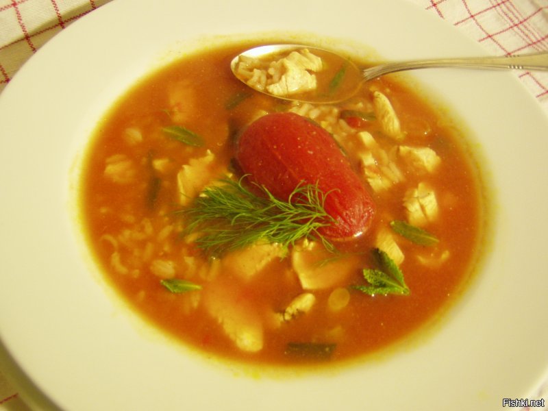 Вот тебе тарелька лёгкого томатного супца с куриной грудкой и рисом.