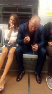 Девушка демонстрирует альтернативный способ наведения маникюра в дорожных условиях,в случае отсутствия инструментов,для его наведения.