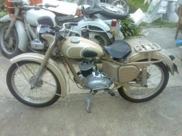 Я тоже когда то в сарае у бабушки нашёл не "Ламборджини" конечно, а старый мотоцикл "Ковровец",  оживил, отреставрировал, ездил лет 5..  хорошие воспоминания..
вот точно такой, только черный!