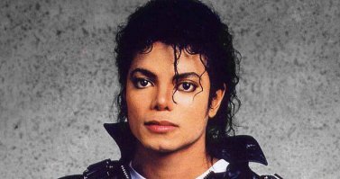 Неопытный косметолог заклеила глаза клиентке