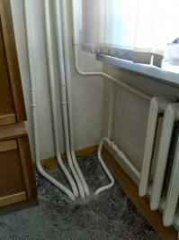 Это единственное возможное решение. Старое кирпичное здание, именно на столько стена этажом ниже шире верхней. Вариант - внизу балка.