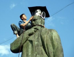 а то, что выпускники  мореходки  этому же коню яйца наждачной надраивают  почему-то никого не смушает...
или так, например: