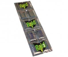 Против мух есть пластины в фумигатор. реально помагают, вот только найти эти пластины оч. сложно