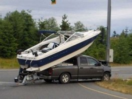 Автор не сильно обогащён интеллектом, что бы понять, что катер сорвало с трейлера, который прекрасно видно, из за резкой остановки тягача о столб?