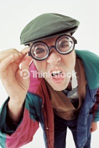 Не знаю что это, но определённо не суперклей, она-б ослепла на раз-два и двух часов ждать не пришлось. Наговаривает девушка на салон.
Я в детстве себе в глаза всего-лишь силикатным клеем попал, я знаю что говорю.