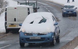 В Англии, руль справа, вообще-то. Так что нихрена там не видно в эту щель