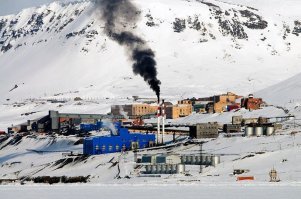 Уж лучше норвеги природу Svalbard`a берегут, а то наши превращают его хрен знает во что. Лонгиир и Баренцбург: почувствуйте разницу.. одна котельная в Баренцбурге чего стоит - десятилетиями отравляет своим выхлопом все вокруг...