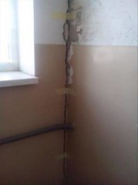Обычно так ставят маячки, чтобы проверить отходит стена или держится.