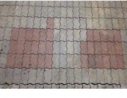 Так пометили, где под плиткой находится люк.