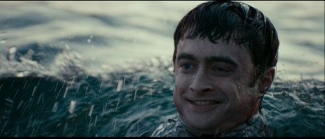 "Это было отвратительно": девушка выпила пиво из мертвого лосося