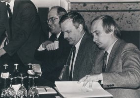 Вот я ваш и проанализировал. И знаете что могу сказать вам. Степень вранья об ульяновцах работающих под Москвой и обожающих ЕР оставлю на вашей совести.
Вопрос в том, что у мира есть два пути, первый или придти к нацизму, во всех странах мирах. И получить Руину и у себя дома. В каждой стране. Ну или то, что лично вам не нравиться.
А знаете где вы солгавши? Вот этих назвав коммунистами. Вот эту либерастню.