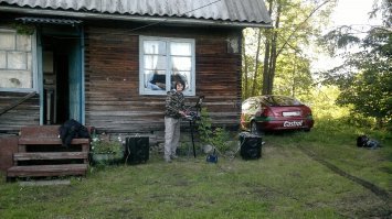 Делал подобное на даче у друга.Не так красиво и глобально,но вполне смотрибельно было.На фото плохо видно,но в реале почти как на фото выше.Проектор светодиодный - Гнусмас.Модель не помню.Диагональ банера около 4 метров.Вся стена дома.Минус - это был июль после дождя - комары зажрали напрочь =))) p.s. Увы по дурости не сделал больше фотографий.Да и телефон был хреновый.Год 2014