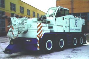 Жалко "СОКОЛ". Всю жизнь живу недалеко в Самаре, еще в детстве была у нас лазейка туда, таскали медные трубки чтоб плевать горохом. Делали там разные необычные краны в том числе на спецшасси, возможно своего пр-ва вот такие: