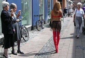 Да какая тут конкуренция? "Бойцы вспоминают минувшие дни". И девочка там вполне может оказаться не в выигрышном положении)))