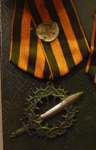 а знак памяти, уважения, скорби и благодарности участникам Великой Отечественной войны. 
----------------вообще то Георгиевская лента это    двухцветная лента к ордену Святого Георгия, Георгиевскому кресту, Георгиевской медали. Георгиевские ленты на бескозырке носили также нижние чины Гвардейского экипажа Русской императорской гвардии, кораблей, награждённых Кормовым Георгиевским флагом и 29-го   45-го флотских экипажей которым были пожалованы за Севастопольскую оборону в 1856 году, Георгиевские знамённые флаги с надписью  за оборону Севастополя, с 13 сент. 1854 г. по 27 авг. 1855 г. . 
- А то что Вы имеете в виду это Гвардейская лента.
Также шёлковая муаровая лента с пятью продольными равными по ширине чередующимися полосками   три чёрного и две оранжевого цвета, с краями окаймлёнными узенькими оранжевыми полосками 1мм   прилагалась к различным советским наградам 1943-1945,1975,1985 гг: к самой массовой медали  За победу над Германией в Великой Отечественной войне 1941 1945  , ордену Славы всех степеней; использовалась на медали  За взятие Берлина , юбилейной медали  Тридцать лет Победы в Великой Отечественной войне 1941 1945  1975, юбилейной медали  Сорок лет Победы в Великой Отечественной войне 1941 1945  1985.