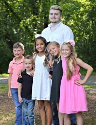 Лживость улыбок просто зашкаливает.
Особенно у пацанчиков слева, просто как маски. Лицо-боль.
Санта-Барбара отдыхает....