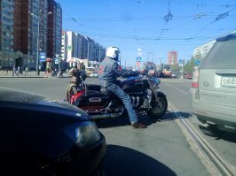 Обратите внимание на пассажира.