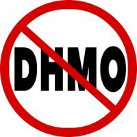 А еще вспоминается жутко опасный химикат: дигидрогена монооксид (DHMO)! Сколько про него писали, но власти до сих пор ничего не сделали! Это - настоящий всемирный заговор.

На интернете много информации. Для тех, кто дo сих пор не в курсе:

Дигидрогена монооксид - парниковый газ, причастный к глобальному потеплению.
Попадание дигидрогена монооксида в ёмкость с метилизоцианатом стало причиной крупнейшей техногенной катастрофы в Бхопале.
В декабре 2004 года в юго-восточной Азии в результате мощного выброса монооксида дигидрогена погибло свыше 250 000 человек.
Дигидрогена монооксид широко используется в сельском хозяйстве в качестве стимулятора роста растений.
Дигидрогена монооксид содержится в алкогольных напитках, регулярное употребление которых приводит к утрате здоровья и антисоциальному поведению, вспышкам насилия, распаду семьи и росту преступности.
Водка   60%-ный раствор дигидрогена монооксида.
Британка умерла от отравления дигидрогена монооксидом [1]
Семья американской женщины, погибшей от DHMO, получит компенсацию в размере 16 миллионов долларов [2]
44-летний житель Великобритании скончался от употребления дигидрогена монооксида [3]
Именно отравление дигидрогена монооксидом   основная причина смертей от употребления MDMA и прочих фенилэтиламинов, мой друг, да, педивикия подтверждает это.
Дигидрогена монооксид   причина гибели  Титаника . Это вещество использовалось в несовершенных двигателях корабля и повредило его корпус. Более полутора тысяч человек погибли в результате экзогенной гипотермии при контакте с дигидрогена монооксидом, а также при попадании его в лёгкие.
Яндекс говорит нам, что только в 2009 году 2733 человека погибло, вдохнув этот ужасный химикат. И это только по официальным данным!
По официальной версии в июле 2012 года от попадания дигидрогена монооксида в дыхательные пути в городе Крымске Краснодарского края скончался 171 человек. Неофициальные источники утверждают, что число жертв химического соединения достигает 3 000 человек. 

Химикат используется для следующих целей:
    В производстве как растворитель и хладагент
    В ядерных реакторах
    В производстве пенопласта
    В огнетушителях
    В химических и биологических лабораториях
    В производстве пестицидов
    В искусственных пищевых добавках
    Химикат является основной составляющей кислотных дождей
    Способствует эрозии почвы
    Ускоряет коррозию и вредит большинству электроприборов
    Длительный контакт с химикатом в его твёрдой форме приводит к серьёзным повреждениям кожи человека
    Контакт с газообразной формой химиката приводит к сильным ожогам
    Вдыхание даже небольшого количества химиката грозит смертельным исходом
    Химикат обнаружен в злокачественных опухолях, нарывах, язвах и прочих болезненных изменениях тела
    Химикат развивает зависимость; жертвам при воздержании от потребления химиката грозит смерть в течение 168 часов
    Ни один известный очиститель не способен полностью очистить воду от этого химиката