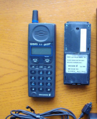 Итак, начну занудствовать:
1. Ericsson GH337 - Дата выхода 12.1995

2.DOOM - вышел в '93, а не в '94 - хотя это не критично. 
А вот называть его "первой 3D игрой от первого лица"... Вот тут, сорри, не соглашусь... с ходу вспоминаются Wolfenstein 3D, Heretic и Spear fo Destiny.