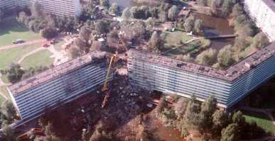 Вот еще в копилку любителям теорий заговора. 
Амстердам, 1992 год, Boeing 747 протаранил жилой дом.