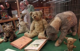 Два разных персонажа. Нельзя сравнивать. Вообще настоящий Винни на фото.