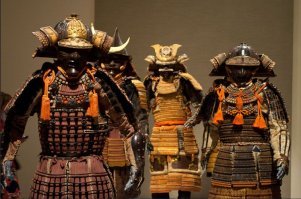 А ведь раньше нормальную одежду носили. А сейчас вырядились в не пойми что)))