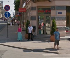 А это я, окномойщик. В белой майке и чёрных джинсах.