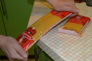 "Маленькие хитрости" - так в советском журнале "Наука и жизнь" называлась рубрика, в которой рассказывались простейшие придумки, облегчающие жизнь.
Если надо сварить половину или треть пачки спагетти, то необязательно отбирать из пучка требуемое количество, а потом ломать макаронинки над кастрюлькой.
Можно ровненько сломать пачку. При этом и остаток будет более компактен и удобен для хранения.