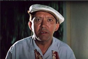 Немецкие полицейские спасали мужчину от преследований бельчонка