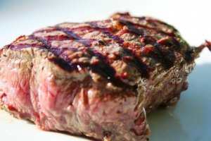 "При будущих полетах
на Луну и Марс, находясь вне магнитосферы
Земли, космонавты будут подвергаться большим
радиационным дозам облучения"  - вот Вам и ответ. 
На Фокусиме роботы меньше чем за 3 часа поумирали.  Чтоб кто то пролетел через область в 5000 рад  и не заметил  0_о....  а потом же ещё и по Луне гуляли!... а ПОТОМ ЖЕ ЕЩЁ ТИПО ОБРАТНО ЛЕТЕЛИ!!!