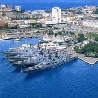 Наш корабль причалил в порту Владивовтока в 2007 году. Мы пришвартовались кормой к пирсу, в то время как русские - боком 

Источник:  © Fishki.net
Никогда на 33 причале (напротив здание штаба КТОФ) корабли не швартовались боком!