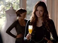 Каких-то лет 10 назад это была такая няша с кукольным личиком!



...а теперь это узнаваемая "южная порода" с конкретными следами возраста - уже лицо не девушки, но повидавшей виды бабёнки. Грустно, что так явно меняются красотки.