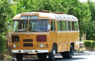 Вот! Мой любимый, на все времена... каждое лето к бабушке в деревню...
ПАЗ 3201 является полноприводной моделью общественного транспорта. Он выпускался Павловским заводом с 1972 по 1982 год. Предназначался для эксплуатации в сельской местности, где отсутствуют асфальтированные дороги. Имел увеличенный по сравнению с другими серийными автобусами дорожный просвет и более прочную ходовую часть.