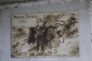 48. Совместное празднование победы над Германией оккупационными войсками в Берлине, 8 мая 1946
Allied officers during a parade in Berlin, Germany, 6 May 1946; note ruins of Reichstag building in background ww2dbase

44. Послевоенная молодежь Новороссийска.
Это картина Александра Кампера, сделана в монохроме(закос под чёрно-белую фотографию)
ИМХО Сам Кампер тот ещё... В общем, народ для него быдло.
Короче, внимательнее надо быть там ещё несколько косяков, но я уж не стал на них внимание обращать.