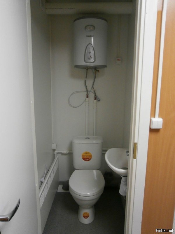 Нафига в туалете радиатир ТАКОГО размера?