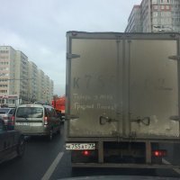 Рисунки Никиты Голубева на грязных автомобилях