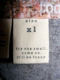 Добавлю к тому, что уже писали:
xl - extra large (размер "большой+" или "экстра большой).  Между s и xl размерами ещё размеры m (medium - средний) и l (large). 

Предлагают померить "small", т.е. на ТРИ размера меньше.