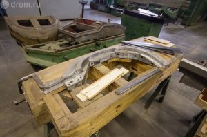 В те времена (ц)

Камрад, "те времена" на МСЦ6 АМОЗИЛ до сих пор не прошли. Они так и стучат по болванкам - штучное производство, хуле.
На одну машину у них может уйти до полугода. Для сравнения -  на сборку заказного Роллс-Ройса отводится 450 часов. НО это, разумеется, только окончательная сборка и тестирование в Гудвуде. А сколько штампуются детали в Диндольфинге (на БМВ то бишь) - хз, но не думаю, что долго. Впрочем, сравнение некорректное, конечно. 
Вот "тёплые ламповые" фото с МСЦ6: