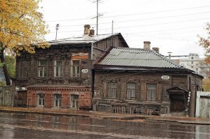 О, очередной ревнитель старины откопался...
Ну, давай я вместо Сергея выложу фотографии Старой Самары, а ты ответь на вопрос: ты ХОТЕЛ БЫ жить в таком "историческом" доме? Ты ХОТЕЛ БЫ, чтобы офис твоей фирмы был в таком "прелестном" здании?
К твоему сведению, в так сильно любимых тобою домах НЕЛЬЗЯ находиться людям. Гниль, плесень (вызывает аллергию и болезни органов дыхания, разрушает иммунную систему), крысы-тараканы, отсутствие современных удобств для жизни и работы, невозможность перестроить под нынешние не только представления о комфорте, но и под требования техники безопасности.
Что, уже не хочешь жить и работать в этой прЭлести?.. а чё так?.. ведь только что восхищался, соплями умывался и бился в истерике, оплакивая исчезновение старины.
Тогда почему ты предлагаешь другим людям жить и работать в этом "историзме"?
Мне всегда хочется таких, как ты, любителей старины, поселить в этих руинах с сортиром на улице, чтобы они на своей шкуре почувствовали, каково это?
Согласен, что неплохо было бы оставить что-то для памяти, но тогда надо переселить людей в новые дома и офисы, а в этих зданиях создать музеи.
Но какова реальная потребность в таком количестве музеев?
Не забывай, что сколь-нибудь серьёзно перестроить эти дома не позволит какой-нибудь орган, охраняющий старину. Ещё и поэтому невозможно найти инвестора, который привёл бы эти здания в божеский вид.
Например, год назад в Москве на Никольской улице (100 метров от Красной площади) продавалось здание всего за миллион рублей. И покупателей не было. Потому что мало того, что в реконструкцию надо было ввалить не один миллиард рублей, так ещё и надо было не под свои потребности сделать, а выполнить всё в прежнем виде. А кому это надо?..
Ладно, смотри фотографии Старой Самары и умиляйся... Только не переселяйся туда... не рекомендую... неважнецки там всё... и людей не обрекай на жизнь и работу в этих трущобах.