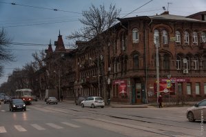 О, очередной ревнитель старины откопался...
Ну, давай я вместо Сергея выложу фотографии Старой Самары, а ты ответь на вопрос: ты ХОТЕЛ БЫ жить в таком "историческом" доме? Ты ХОТЕЛ БЫ, чтобы офис твоей фирмы был в таком "прелестном" здании?
К твоему сведению, в так сильно любимых тобою домах НЕЛЬЗЯ находиться людям. Гниль, плесень (вызывает аллергию и болезни органов дыхания, разрушает иммунную систему), крысы-тараканы, отсутствие современных удобств для жизни и работы, невозможность перестроить под нынешние не только представления о комфорте, но и под требования техники безопасности.
Что, уже не хочешь жить и работать в этой прЭлести?.. а чё так?.. ведь только что восхищался, соплями умывался и бился в истерике, оплакивая исчезновение старины.
Тогда почему ты предлагаешь другим людям жить и работать в этом "историзме"?
Мне всегда хочется таких, как ты, любителей старины, поселить в этих руинах с сортиром на улице, чтобы они на своей шкуре почувствовали, каково это?
Согласен, что неплохо было бы оставить что-то для памяти, но тогда надо переселить людей в новые дома и офисы, а в этих зданиях создать музеи.
Но какова реальная потребность в таком количестве музеев?
Не забывай, что сколь-нибудь серьёзно перестроить эти дома не позволит какой-нибудь орган, охраняющий старину. Ещё и поэтому невозможно найти инвестора, который привёл бы эти здания в божеский вид.
Например, год назад в Москве на Никольской улице (100 метров от Красной площади) продавалось здание всего за миллион рублей. И покупателей не было. Потому что мало того, что в реконструкцию надо было ввалить не один миллиард рублей, так ещё и надо было не под свои потребности сделать, а выполнить всё в прежнем виде. А кому это надо?..
Ладно, смотри фотографии Старой Самары и умиляйся... Только не переселяйся туда... не рекомендую... неважнецки там всё... и людей не обрекай на жизнь и работу в этих трущобах.