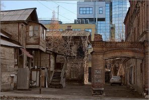 О, очередной ревнитель старины откопался...
Ну, давай я вместо Сергея выложу фотографии Старой Самары, а ты ответь на вопрос: ты ХОТЕЛ БЫ жить в таком "историческом" доме? Ты ХОТЕЛ БЫ, чтобы офис твоей фирмы был в таком "прелестном" здании?
К твоему сведению, в так сильно любимых тобою домах НЕЛЬЗЯ находиться людям. Гниль, плесень (вызывает аллергию и болезни органов дыхания, разрушает иммунную систему), крысы-тараканы, отсутствие современных удобств для жизни и работы, невозможность перестроить под нынешние не только представления о комфорте, но и под требования техники безопасности.
Что, уже не хочешь жить и работать в этой прЭлести?.. а чё так?.. ведь только что восхищался, соплями умывался и бился в истерике, оплакивая исчезновение старины.
Тогда почему ты предлагаешь другим людям жить и работать в этом "историзме"?
Мне всегда хочется таких, как ты, любителей старины, поселить в этих руинах с сортиром на улице, чтобы они на своей шкуре почувствовали, каково это?
Согласен, что неплохо было бы оставить что-то для памяти, но тогда надо переселить людей в новые дома и офисы, а в этих зданиях создать музеи.
Но какова реальная потребность в таком количестве музеев?
Не забывай, что сколь-нибудь серьёзно перестроить эти дома не позволит какой-нибудь орган, охраняющий старину. Ещё и поэтому невозможно найти инвестора, который привёл бы эти здания в божеский вид.
Например, год назад в Москве на Никольской улице (100 метров от Красной площади) продавалось здание всего за миллион рублей. И покупателей не было. Потому что мало того, что в реконструкцию надо было ввалить не один миллиард рублей, так ещё и надо было не под свои потребности сделать, а выполнить всё в прежнем виде. А кому это надо?..
Ладно, смотри фотографии Старой Самары и умиляйся... Только не переселяйся туда... не рекомендую... неважнецки там всё... и людей не обрекай на жизнь и работу в этих трущобах.