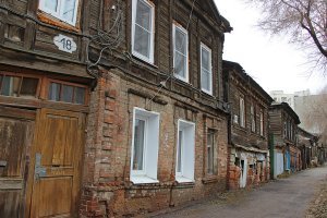 О, очередной ревнитель старины откопался...
Ну, давай я вместо Сергея выложу фотографии Старой Самары, а ты ответь на вопрос: ты ХОТЕЛ БЫ жить в таком "историческом" доме? Ты ХОТЕЛ БЫ, чтобы офис твоей фирмы был в таком "прелестном" здании?
К твоему сведению, в так сильно любимых тобою домах НЕЛЬЗЯ находиться людям. Гниль, плесень (вызывает аллергию и болезни органов дыхания, разрушает иммунную систему), крысы-тараканы, отсутствие современных удобств для жизни и работы, невозможность перестроить под нынешние не только представления о комфорте, но и под требования техники безопасности.
Что, уже не хочешь жить и работать в этой прЭлести?.. а чё так?.. ведь только что восхищался, соплями умывался и бился в истерике, оплакивая исчезновение старины.
Тогда почему ты предлагаешь другим людям жить и работать в этом "историзме"?
Мне всегда хочется таких, как ты, любителей старины, поселить в этих руинах с сортиром на улице, чтобы они на своей шкуре почувствовали, каково это?
Согласен, что неплохо было бы оставить что-то для памяти, но тогда надо переселить людей в новые дома и офисы, а в этих зданиях создать музеи.
Но какова реальная потребность в таком количестве музеев?
Не забывай, что сколь-нибудь серьёзно перестроить эти дома не позволит какой-нибудь орган, охраняющий старину. Ещё и поэтому невозможно найти инвестора, который привёл бы эти здания в божеский вид.
Например, год назад в Москве на Никольской улице (100 метров от Красной площади) продавалось здание всего за миллион рублей. И покупателей не было. Потому что мало того, что в реконструкцию надо было ввалить не один миллиард рублей, так ещё и надо было не под свои потребности сделать, а выполнить всё в прежнем виде. А кому это надо?..
Ладно, смотри фотографии Старой Самары и умиляйся... Только не переселяйся туда... не рекомендую... неважнецки там всё... и людей не обрекай на жизнь и работу в этих трущобах.