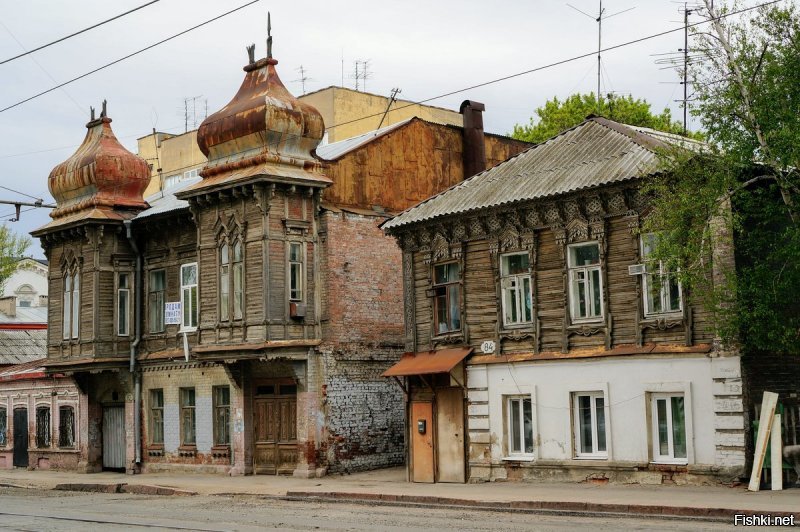 О, очередной ревнитель старины откопался...
Ну, давай я вместо Сергея выложу фотографии Старой Самары, а ты ответь на вопрос: ты ХОТЕЛ БЫ жить в таком "историческом" доме? Ты ХОТЕЛ БЫ, чтобы офис твоей фирмы был в таком "прелестном" здании?
К твоему сведению, в так сильно любимых тобою домах НЕЛЬЗЯ находиться людям. Гниль, плесень (вызывает аллергию и болезни органов дыхания, разрушает иммунную систему), крысы-тараканы, отсутствие современных удобств для жизни и работы, невозможность перестроить под нынешние не только представления о комфорте, но и под требования техники безопасности.
Что, уже не хочешь жить и работать в этой прЭлести?.. а чё так?.. ведь только что восхищался, соплями умывался и бился в истерике, оплакивая исчезновение старины.
Тогда почему ты предлагаешь другим людям жить и работать в этом "историзме"?
Мне всегда хочется таких, как ты, любителей старины, поселить в этих руинах с сортиром на улице, чтобы они на своей шкуре почувствовали, каково это?
Согласен, что неплохо было бы оставить что-то для памяти, но тогда надо переселить людей в новые дома и офисы, а в этих зданиях создать музеи.
Но какова реальная потребность в таком количестве музеев?
Не забывай, что сколь-нибудь серьёзно перестроить эти дома не позволит какой-нибудь орган, охраняющий старину. Ещё и поэтому невозможно найти инвестора, который привёл бы эти здания в божеский вид.
Например, год назад в Москве на Никольской улице (100 метров от Красной площади) продавалось здание всего за миллион рублей. И покупателей не было. Потому что мало того, что в реконструкцию надо было ввалить не один миллиард рублей, так ещё и надо было не под свои потребности сделать, а выполнить всё в прежнем виде. А кому это надо?..
Ладно, смотри фотографии Старой Самары и умиляйся... Только не переселяйся туда... не рекомендую... неважнецки там всё... и людей не обрекай на жизнь и работу в этих трущобах.