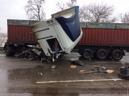 Режим контроля меня восхищает: якобы 20-метровый автопоезд с седельным тягачом делает "кувырок через голову"... Понятно - во всю длину... А кто-нибудь на этой Планете видел такую аварию? 
Вообще не бывает.