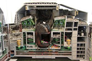 Блин ну сколько уже можно постить эту хрень!!!! Автор ну подумай головй. Каой идиот будет делать какой-то бассейн или резервуар под Ядерным реактором???? Угроза была в том,  что раскаленное ядерное топливо расплавит бетонную плиту под разрушенным реактором и попадет в грунтовые воды находящиеся под реактором, что вызвало бы колоссальный новый взрыв а так же загрязнение грунтовых вод. По этому было принято решение привлечь шахтеров и прорыть тоннель из-под 3-го блока под 4-ый разрушенный энергоблок и залить там дополнительный слой бетона! Извиняюсь если где-то допустил неточность пишу по памяти. И в добваок вот фото макета 4-го энергоблока ЧАЭС покажите мне где ваш знаменитый резервуар на 5 млн. ГАЛЛОНОВ!!!!