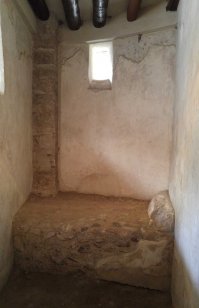 Со слов экскурсовода сеанс стоил недорого, запомнился эквивалент услуги - десяток маленьких стаканчиков разбавленного вина. Граждане по дороге на работу заходили трахнуться. Отсеки действительно узковаты, возлежать на ложе любви не получиться, в какой-то фастфуд мероприятие превратили.