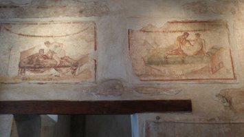 Со слов экскурсовода сеанс стоил недорого, запомнился эквивалент услуги - десяток маленьких стаканчиков разбавленного вина. Граждане по дороге на работу заходили трахнуться. Отсеки действительно узковаты, возлежать на ложе любви не получиться, в какой-то фастфуд мероприятие превратили.