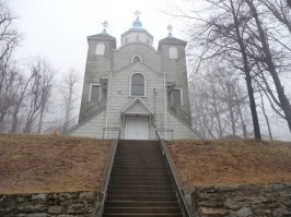 Судя по крестам на куполах, церковь Православная.