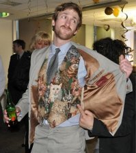 Самая крутая вещь из всего.Жилетку можно даже не носить.А повесить вместо картины.